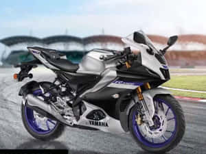 銀色Yamaha R15V3運動機車在賽道上，配紫色輪圈。 — 4:3 壁紙