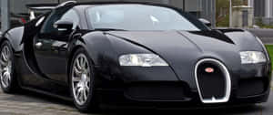 黑色Bugatti Veyron跑車停泊在鋪砌的車道上。 — 布加迪 GIF 壁紙