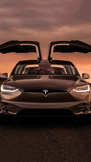 日落時分在瀝青路上打開車門的黑色Tesla — 特斯拉 壁紙