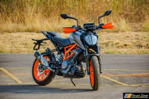 黑色和橙色運動機車停在瀝青上，後面有乾草。 — KTM 摩托車 壁紙