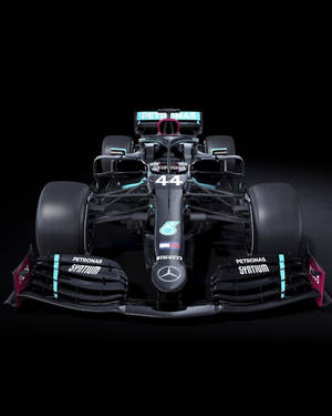 黑色和藍綠色一級方程式賽車，帶有44號和Petronas標誌，背景為黑色。 — F1 iPhone 壁紙