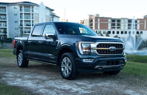 黑色福特F-150皮卡車停在公寓大樓前的噴泉附近。 — 老福特卡車 壁紙