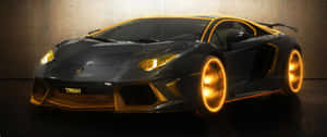 黑色藍寶堅尼 Aventador 在黑暗車庫中帶有金色燈光。 — 高對比 壁紙
