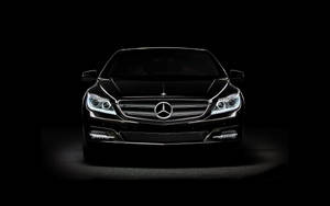 黑色豪華轎車在黑暗的攝影棚中被聚光燈照亮。 — Mercedes Benz C300 壁紙