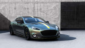 綠色Aston Martin跑車，帶黃色條紋，停放在混凝土上。 — 奧斯頓馬丁 壁紙
