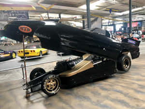 黑色賽車配金色引擎在汽車博物館展出。 — 好看汽車 壁紙