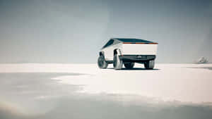 未來感十足的白色Tesla Cybertruck停泊在雪漠景觀中。 — 特斯拉 壁紙