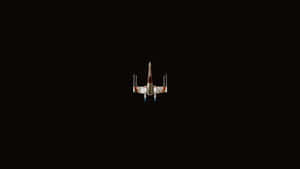 X翼星際戰鬥機在太空中飛行，留下藍色引擎軌跡