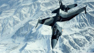戰鬥機在白天飛越雪山。 — 軍事動圖 壁紙