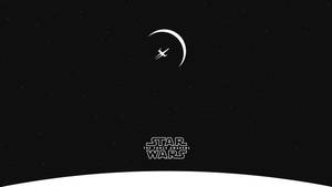 星際戰機在太空中靠近彎月飛行，帶有 Star Wars 標誌。 — 星際大戰 iPad 壁紙