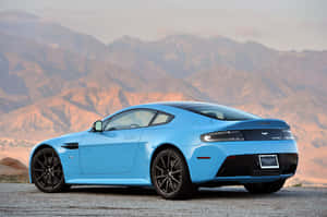 淺藍色Aston Martin跑車在日落時停泊在山區觀景點。 — 奧斯頓馬丁 壁紙