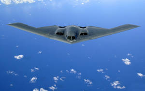 隱形轟炸機在藍天白雲上空高高飛翔。 — 空軍 壁紙