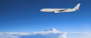 白色飛機在藍天白雲上飛行 — 4K 飛機壁紙