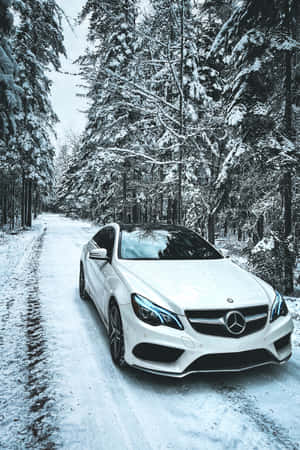 冬日雪地森林道路上的白色豪華車 — Mercedes Benz C300 壁紙
