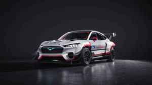 銀色福特野馬GT4賽車，帶有紅色點綴和發光的車頭燈，在黑暗的攝影棚中。 — 野馬GIF 壁紙