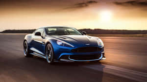藍色Aston Martin在金色日落時分於跑道上疾馳 — 奧斯頓馬丁 壁紙