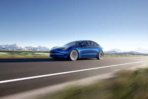 藍色Tesla Model 3在白雪皚皚的山峰背景下於山路疾馳。 — 特斯拉 壁紙