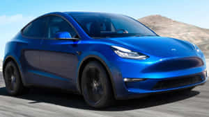 藍色Tesla Model Y在烈日下行駛於沙漠公路。 — 奧迪 GIF 壁紙