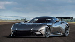 銀色Aston Martin Valkyrie超跑在陰天下的賽道上 — 奧斯頓馬丁 壁紙