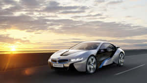 銀色BMW i8概念車在金色日落時分於海岸公路上飛馳。 — 好看汽車 壁紙