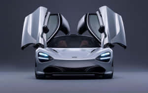 銀色McLaren跑車，鷗翼車門打開，在工作室燈光下。 — 麥拉倫 720S 壁紙
