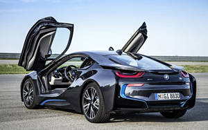 黑色BMW i8在賽道上打開鷗翼車門。 — Mercedes Benz C300 壁紙
