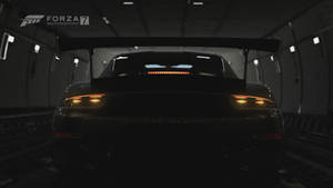 黑色賽車在黑暗隧道中帶有發光尾燈。 — 電玩遊戲 GIF 壁紙