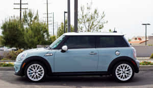 淺藍色和白色的Mini Cooper停放在一個城市停車場中。 — 好看汽車 壁紙