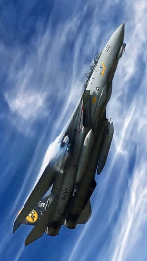 海軍戰鬥機在藍天白雲中攀升。 — 背景 壁紙