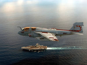 海軍飛機在海上飛越航空母艦 — 空軍 壁紙