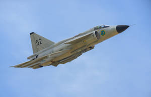 瑞典戰鬥機在清澈藍天中飛行 — 空軍 壁紙