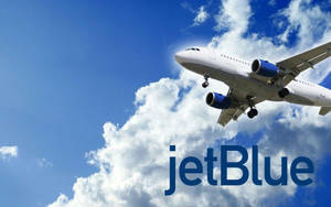 JetBlue飛機在藍天白雲中飛行。 — 天空 壁紙