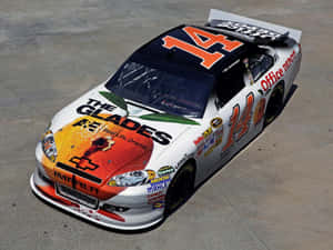 白色NASCAR賽車，帶有蜜桃主題圖案和14號，停在混凝土上。 — 賽車 壁紙