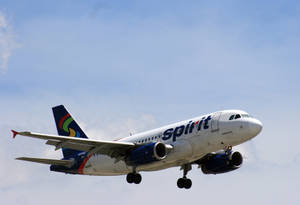 Spirit Airlines飛機在藍天下放下起落架降落。 — 藍天 壁紙