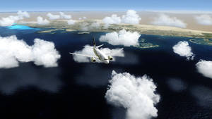 白色飛機在海洋和沿海城市上空的雲層上方飛行。 — 晴朗天空 壁紙