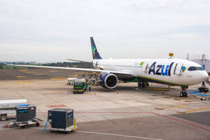 Azul Airlines飛機停在機場閘口，有地勤人員和設備。 — 巴西 壁紙