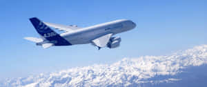 空中巴士A380在晴朗天氣下飛越積雪山脈。 — 4K 飛機壁紙