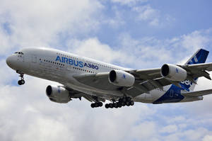 空中巴士A380客機在部分多雲的天空中飛行。 — 航太 壁紙