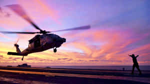 日落時直升機從航空母艦起飛，機組人員指揮 — 夕陽天空 壁紙