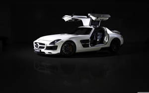 白色賓士 SLS AMG 鷗翼門打開，在黑暗攝影棚中反射地板。 — Mercedes Benz C300 壁紙
