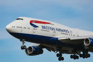 英國航空波音747飛機放下起落架在藍天降落 — MacBook Pro M2 壁紙