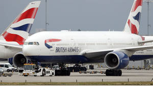 英國航空空中巴士A380在機場停機坪上，有地勤服務車輛。 — 伸展台 壁紙