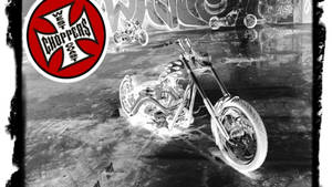 佈滿塗鴉的車庫中的訂製chopper摩托車，帶有Zoot Choppers標誌。 — 巴布風機車 壁紙