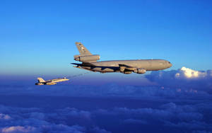 軍用加油機在雲上為戰鬥機加油，日落。 — 空軍 壁紙