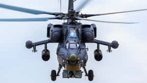 軍用攻擊直升機飛行，帶有旋轉槳葉和安裝的武器。 — 直升機 壁紙