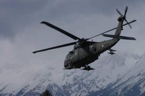 軍用直升機飛越積雪的山峰 — 軍事動圖 壁紙