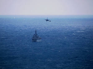 軍用直升機飛越公海上的海軍艦艇。 — 海軍藍 壁紙