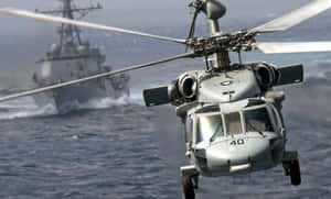 軍用直升機在軍艦附近的海洋上空飛行。 — 直升機 壁紙