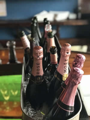 酒吧冰桶中冰鎮的 Moët & Chandon Rosé 香檳酒瓶。 — Kindle 壁紙