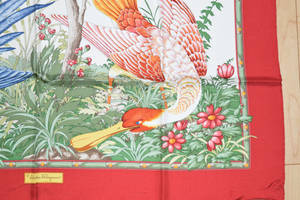 奢華絲巾，飾有紅色、綠色和粉紅色的鳥類和花卉插圖。 — 薩瓦托雷·菲拉格慕 壁紙